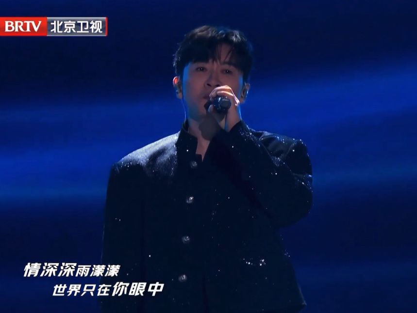 古巨基把杜飞喊出来手牵手出场 苏有朋古巨基两代五阿哥上演记忆杀[打call][打