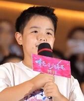 佟丽娅儿子朵朵10岁了生日快乐呀～佟丽娅儿子朵朵和陈思诚好像一个饼印一样，太像了