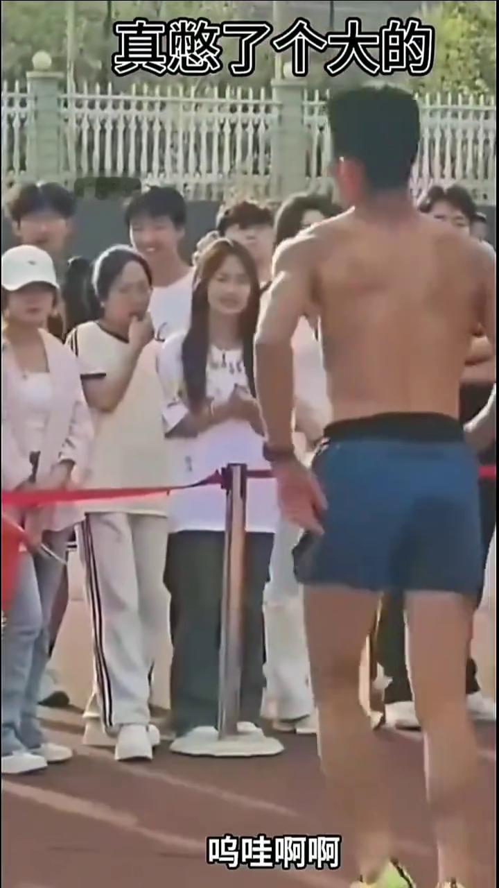 真憋了个大的。
这小仙女们都拍着呢。择偶权就看这一天了。赛前热身，我一定要拿个好