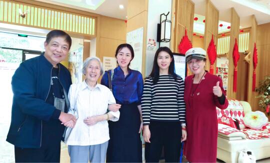 我发现，一个独来独往的女孩，骨子里都藏着霸气，要么因为她已经历过生活压...