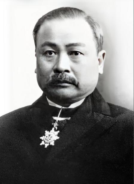 1909 年 10 月 2 日，京张铁路通车。总工程师詹天佑设计 "人" 字形线