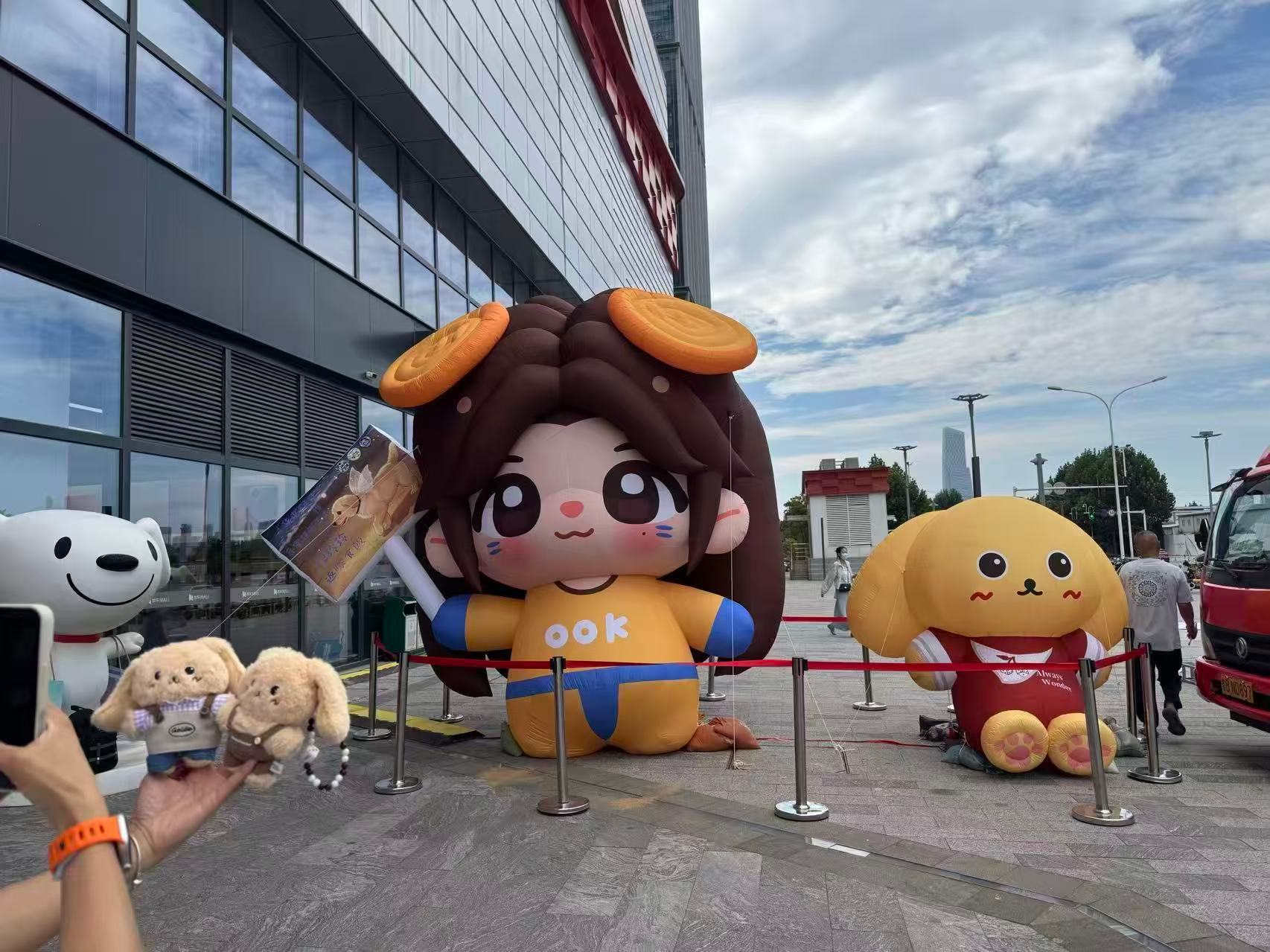 线下群看到京东mall门口超级“巨”星，已经用围栏围起来了🥺天使金毛做得好，站