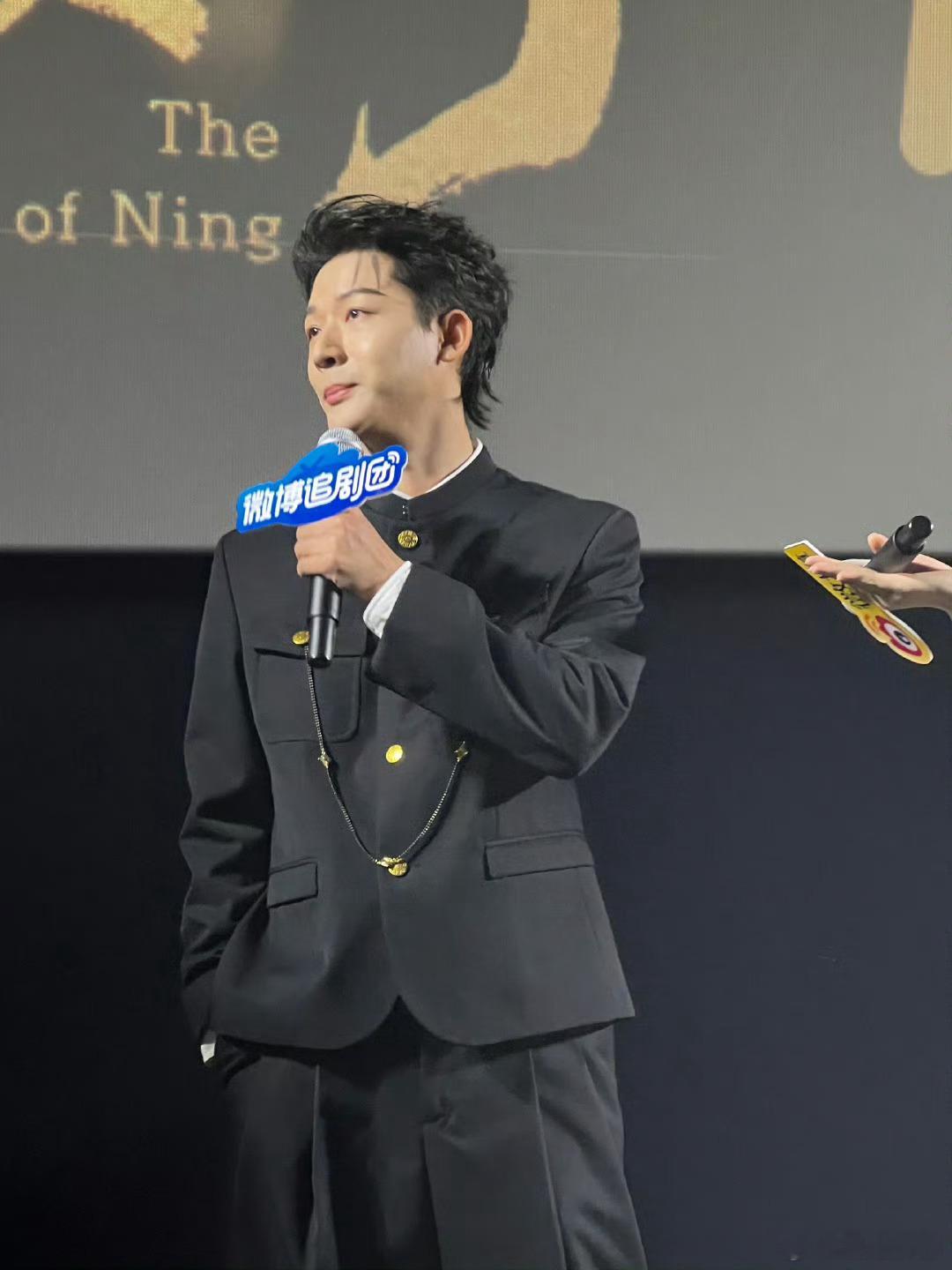张晚意，新发型好帅，意气风发的感觉 ​​​