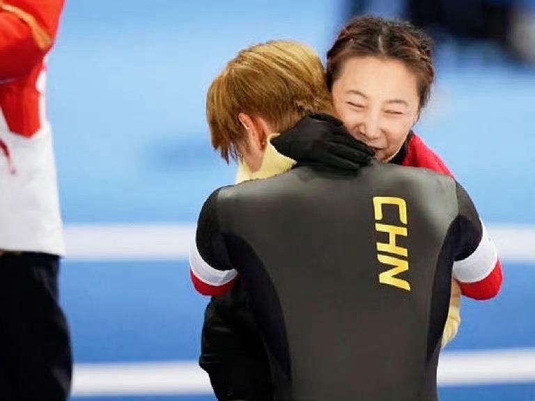 刘瀚彬在线求和李琰拥抱照2026米兰冬奥会速度滑冰男团追逐赛 中国队摘铜后刘瀚彬