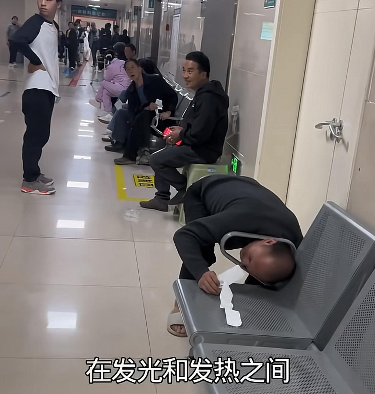 比长城哥更搞笑的医院哥来了，他再次验证了一句话：男人至死是少年。

10 月 6