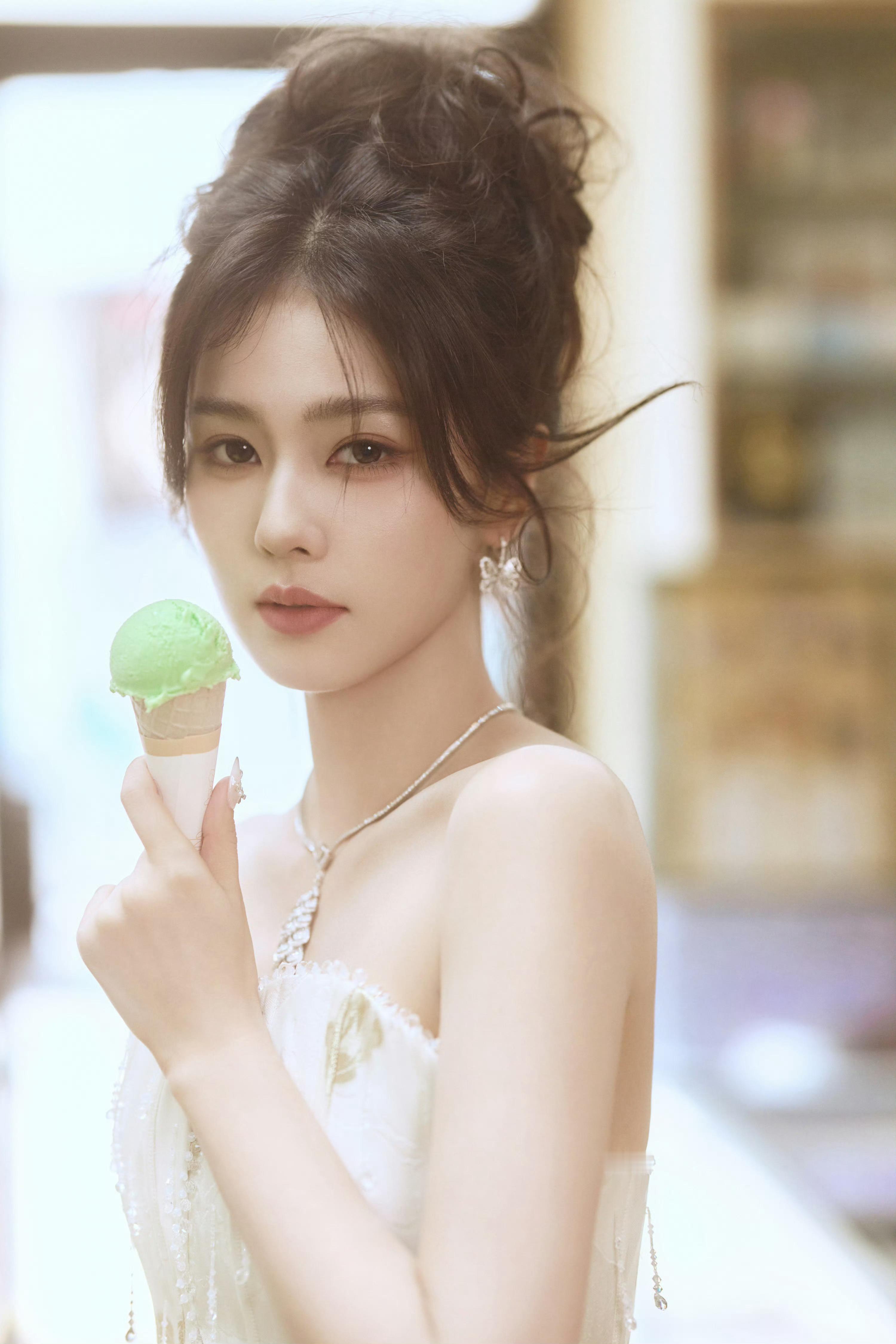 白鹿太会了这表情真享受啊 