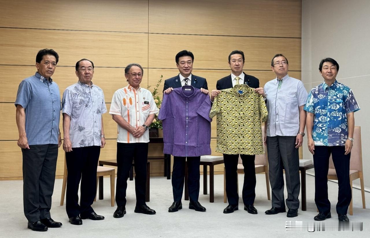琉球早已变成冲绳。冲绳县知事玉城丹尼率领代表团，向日本内阁官房长官木原稔赠送具有