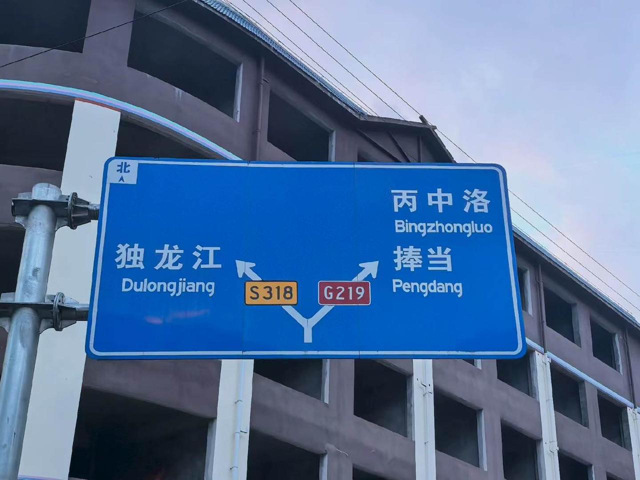 白天检察院、法院来回跑，沟通完回酒店再仔细的看七大本卷宗，跟当事人核对案件细节，