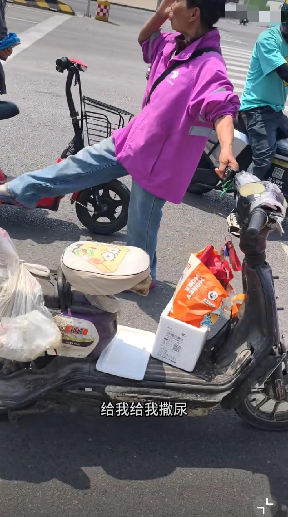 大妈骑着电动车，将小狗拴在车后一路拖行，小狗浑身是伤！路过的热心群众看到，立刻上
