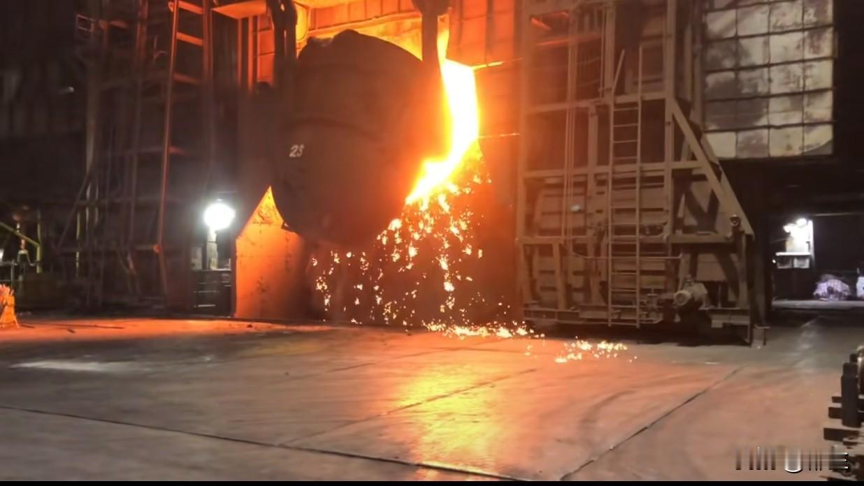 我叔叔也是在钢铁厂上班的，他说现在基本都是氧气顶吹转炉，虽说现在工作条件好了，是