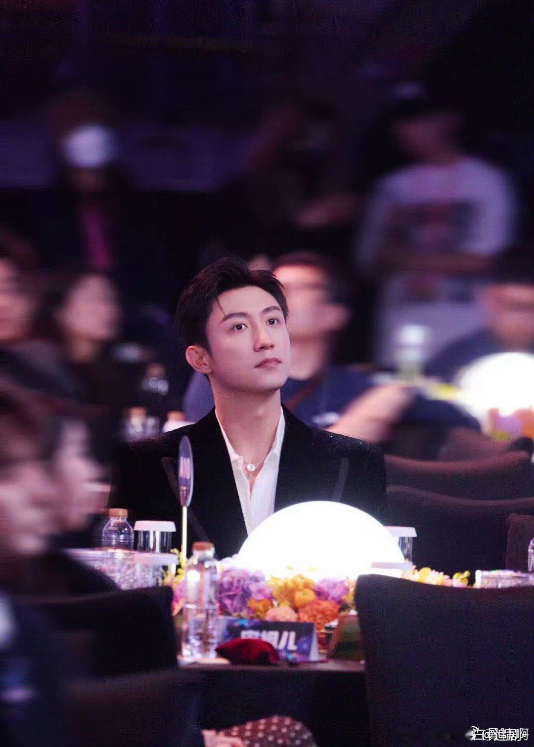 黄景瑜连续两年登顶尖叫之夜男星微指 双冠加冕闪耀全场！去年夺冠点燃热度，今年微指