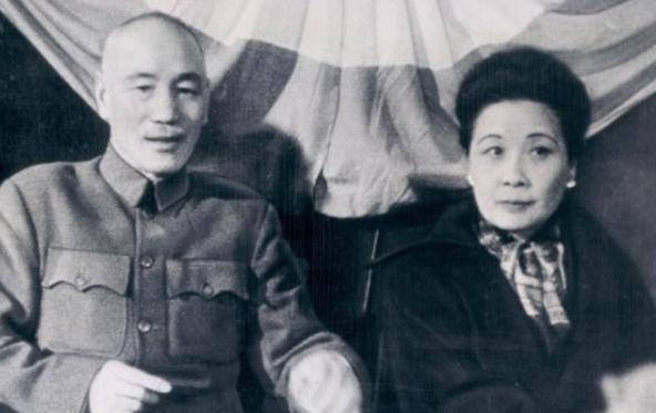 1945年，日本投降，山河破碎。蒋介石三邀毛泽东赴重庆谈判，表面求和，实则备战。