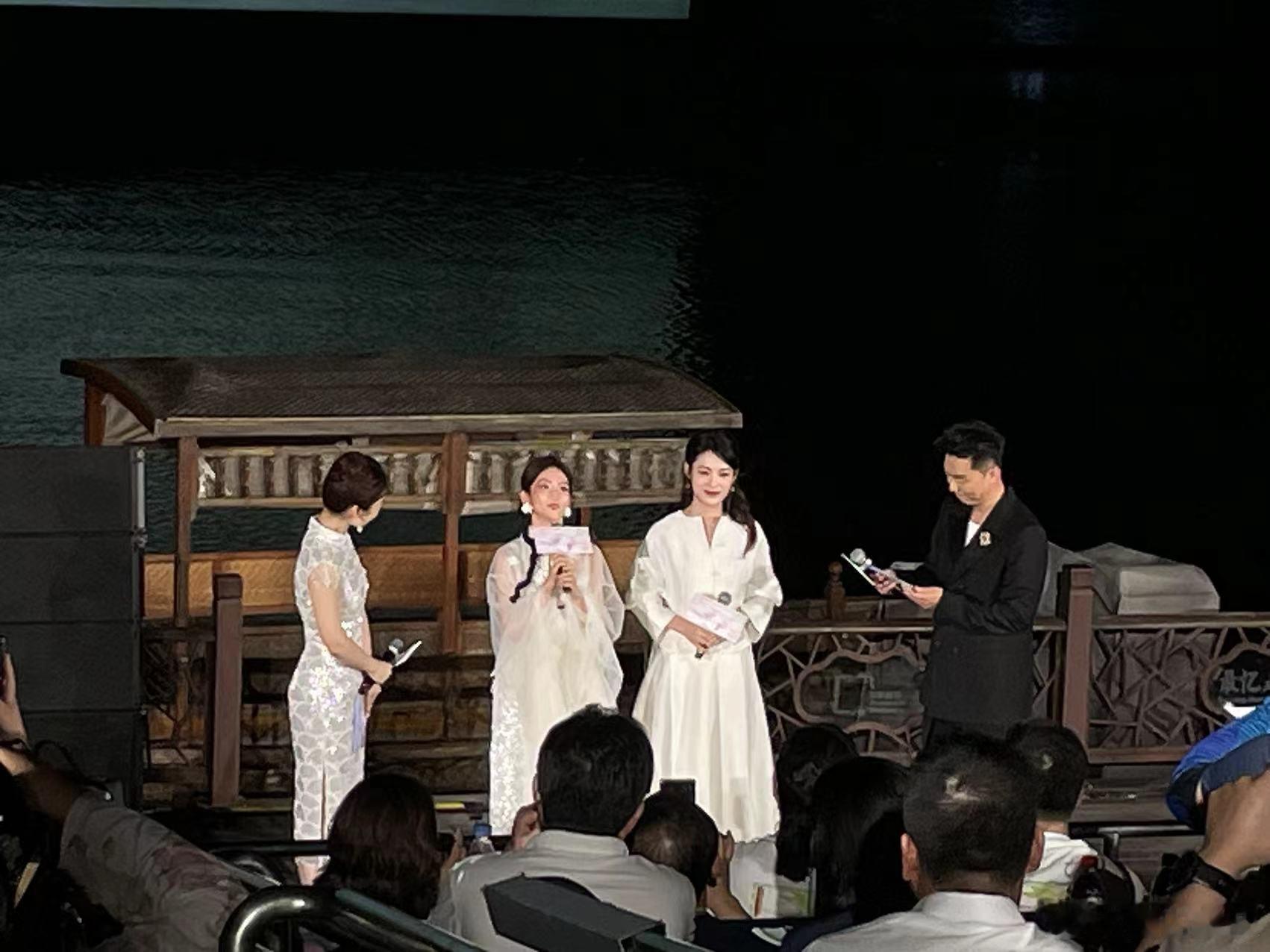 #陈昊宇陈丽君乘船亮相白蛇首映# 电影《白蛇：浮生》杭州首映礼，中式美学此刻呈现