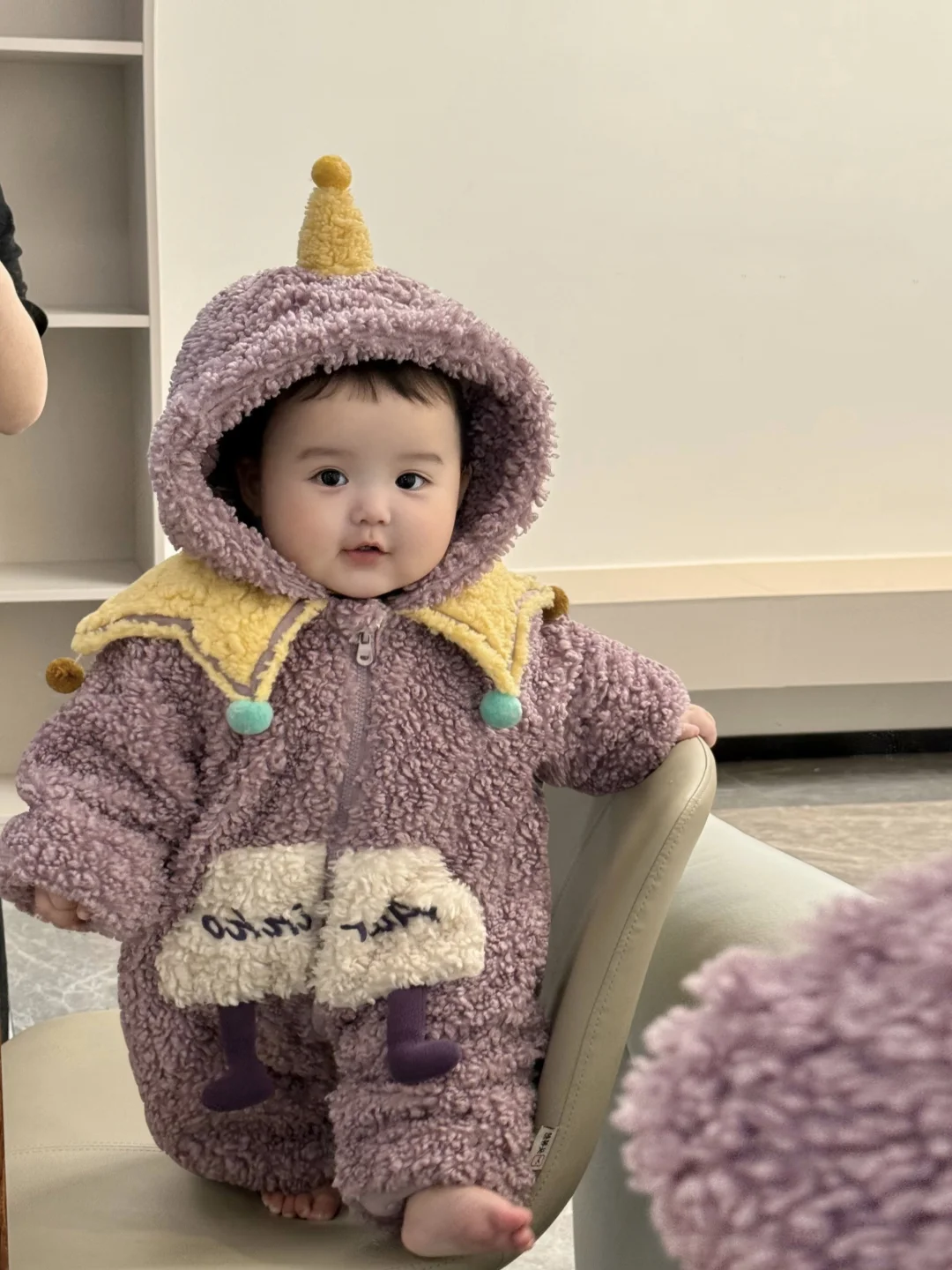 好喜欢我的胖宝宝，真像一个小手办呀～