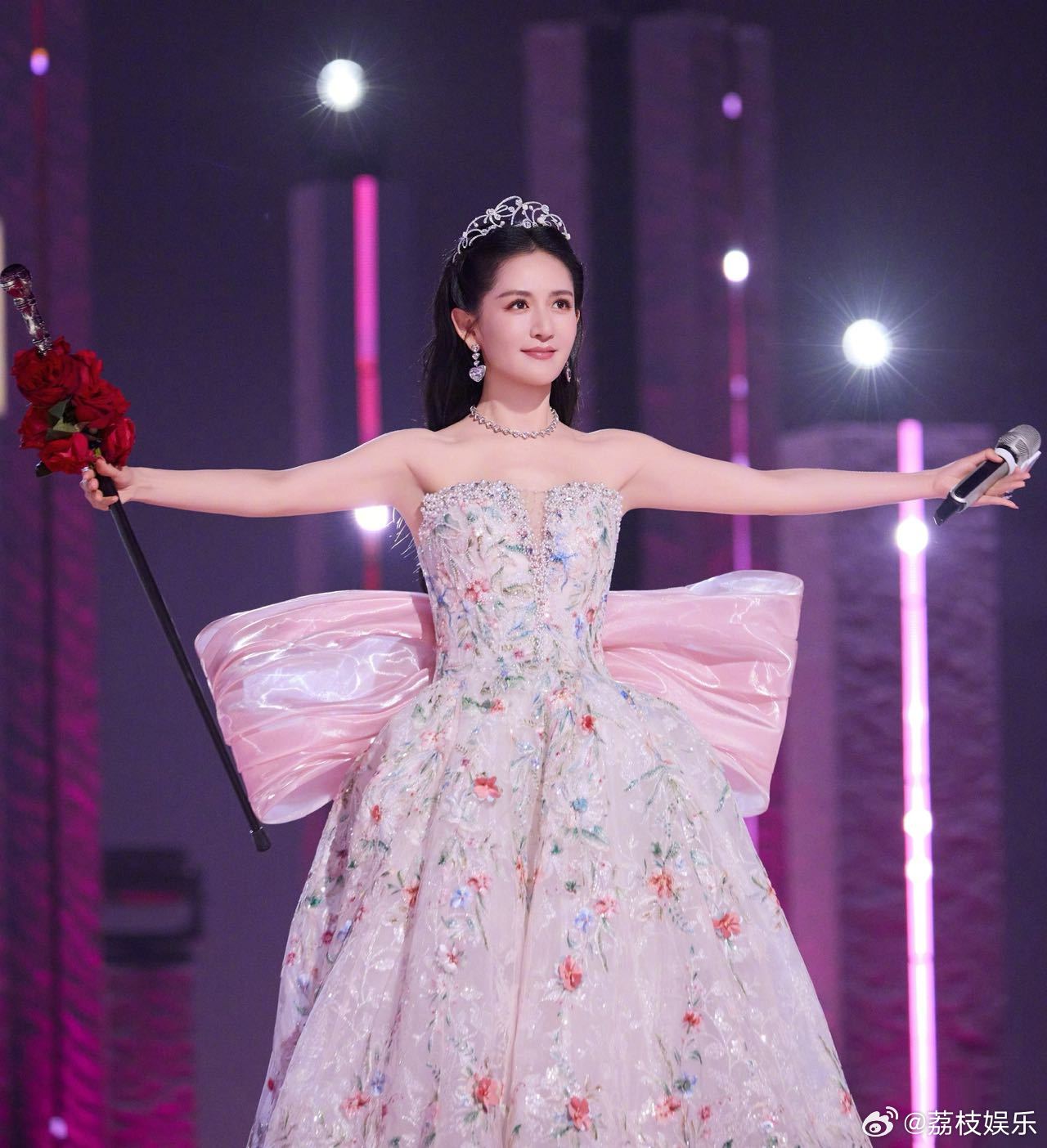 谢娜的话筒一直是在冲着李小冉的谢娜李小冉从北漂地下室走到聚光灯下 每次谢娜的话筒