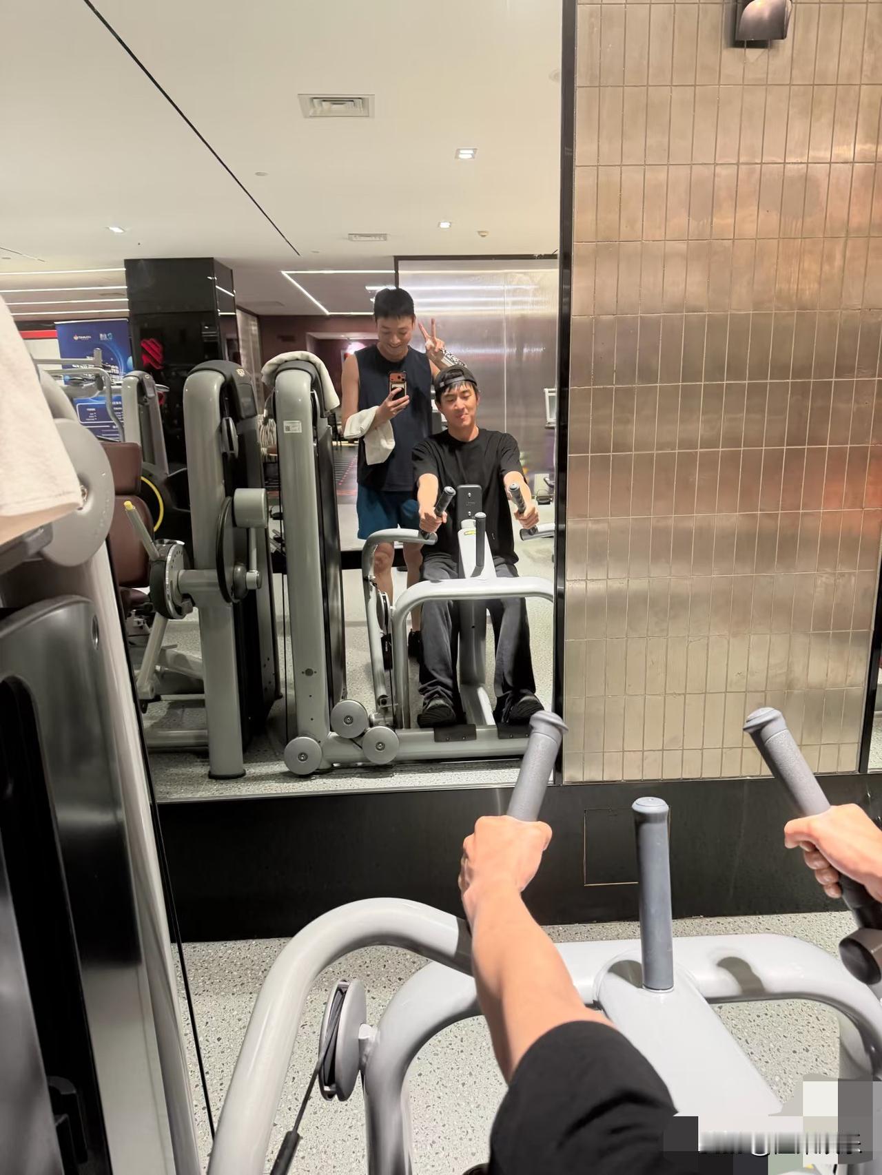 新哥卷起來啦[捂脸]果然是大武生[赞]
都瘦成杆子了，该增点了，我新哥是不是需要