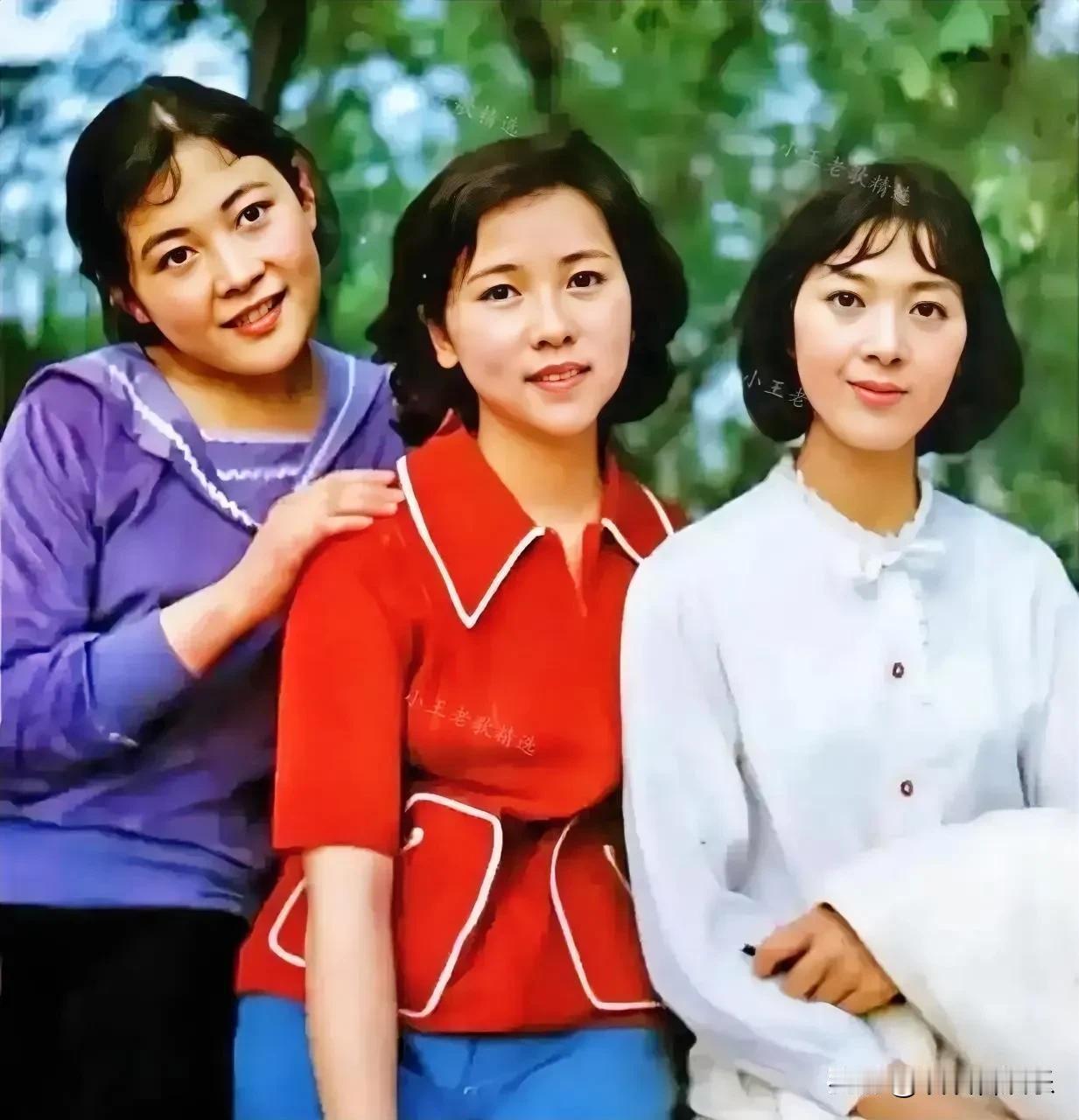 八十年代三位著名影星合影，左右边的女生都认识，中间是穿着红色服装是谁呢？甜美活泼