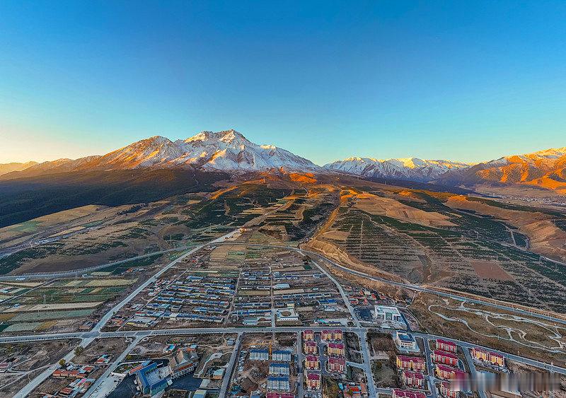甘肃把山河与历史都揉进旅途里不止大漠戈壁，甘肃藏着多元地貌与厚重文脉。从黄河奔流