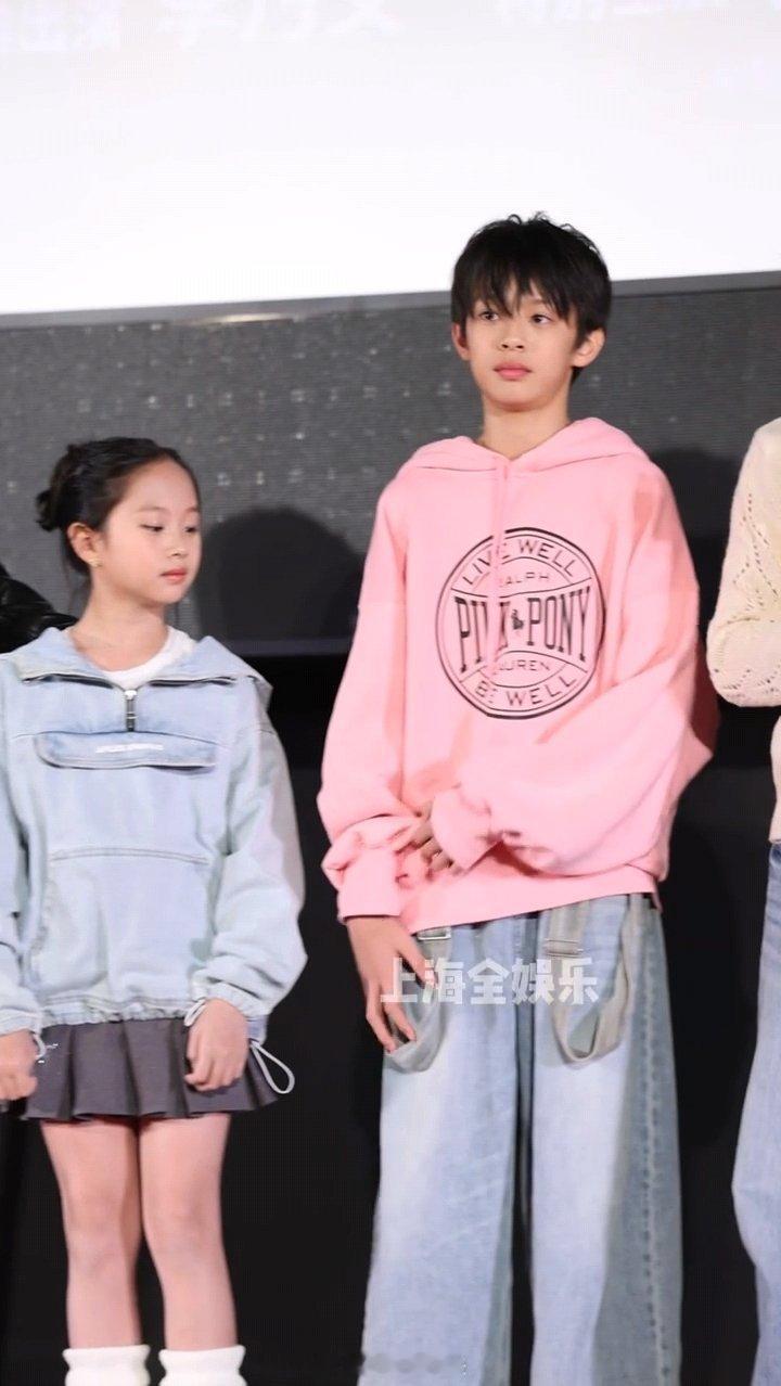 #邓超孙俪一家四口颜值##13岁等等身高#哇！小花好有气质，越来越漂亮了 ​​​