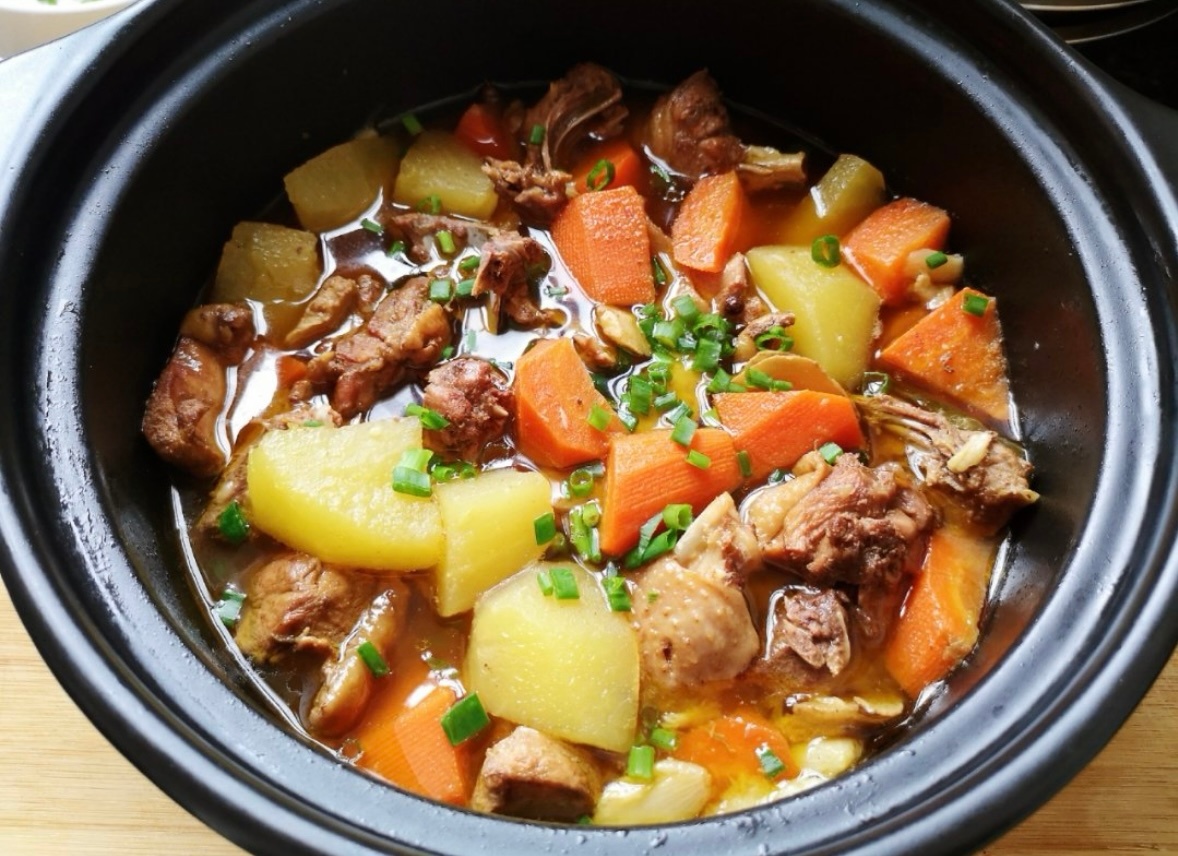 老一辈叫你起床，从来不靠闹钟。靠的是：大力关门声、剁肉馅声、以及那句穿透力极强的