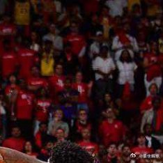 NBA季后赛继续进行，洛杉矶湖人队再次赢球拿到系列赛赛点。勒布朗得到29分、13