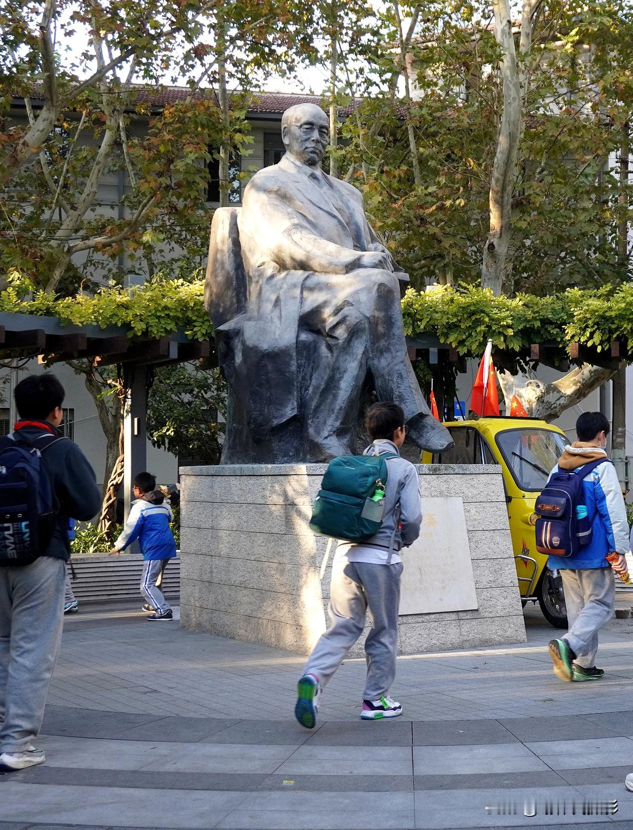 昨在沪上的长乐路、东湖路和富民路交叉三角街心花园，拍摄的著名戏剧家田汉的塑像。想