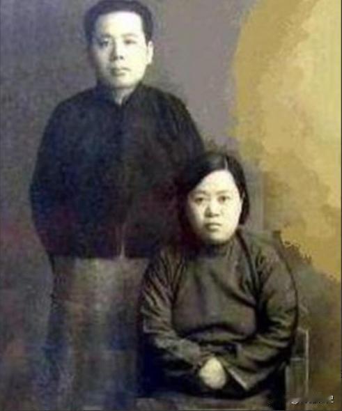 1914年，18岁的张恨水被迫与龅牙肥胖的女子结婚，嫌弃却又常和妻子同房，等到妻