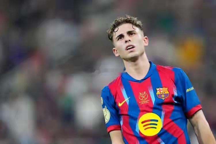 据《世界体育报》报道，在亚马尔因伤本赛季报销后，主帅弗里克很可能让费尔明出现在右