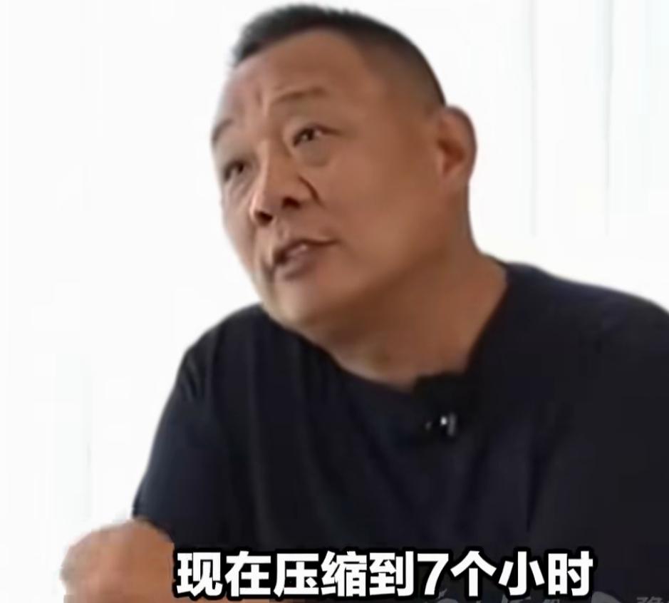 胖东来超市员工的上班时间又减少了，现在一个正常班压缩到了七个小时，有的部门甚至只