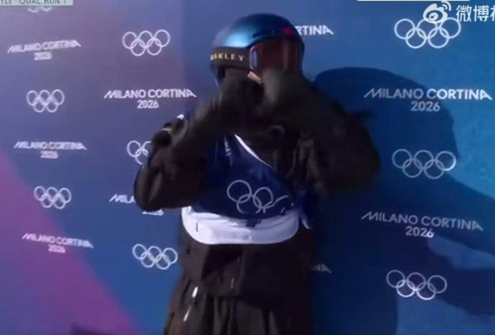 苏翊鸣滑完比心资格赛第一轮稳定发挥！苏翊鸣拿下70.83分，滑完超开心对镜头比心