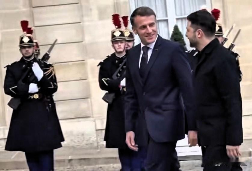 乌克兰总统泽连斯基抵达法国巴黎，马克龙在爱丽舍宫为他举行欢迎仪式。这是自俄乌冲突