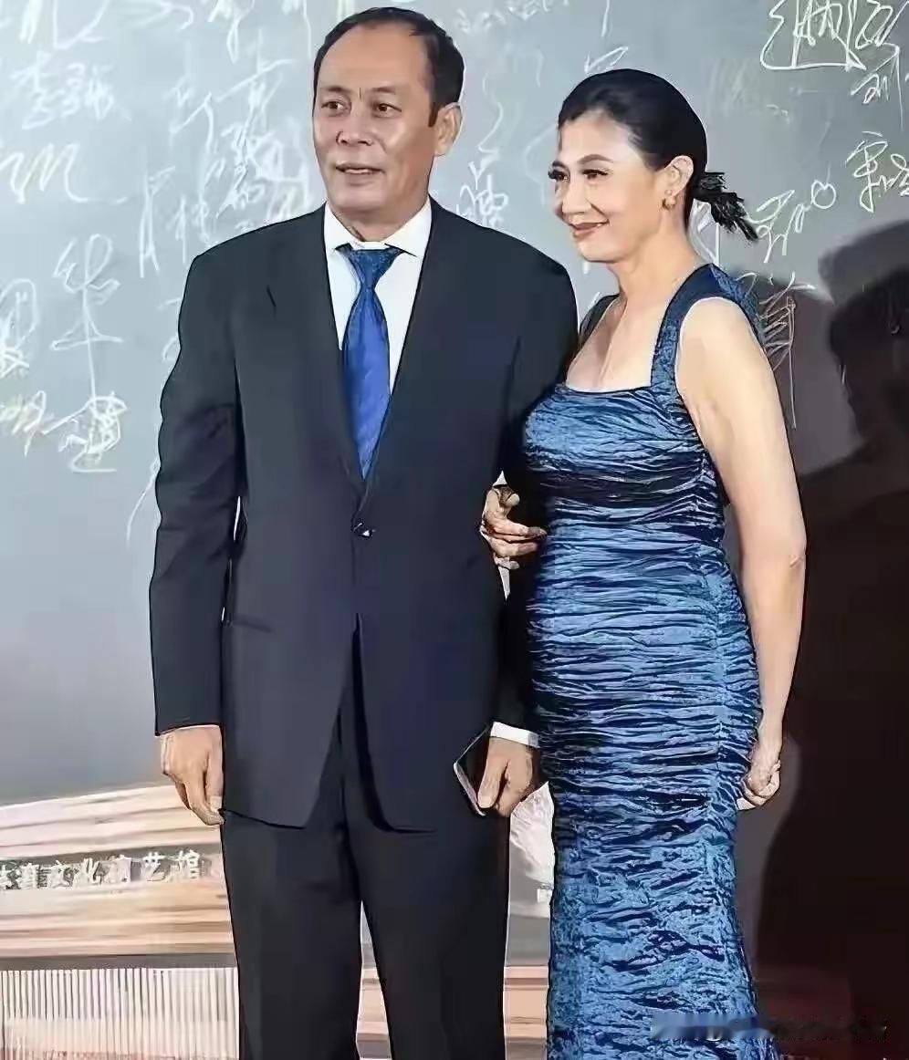 我承认他们夫妻感情和睦，但穿成这样参加活动多少有点“出丑”了。
“老戏骨”张光北