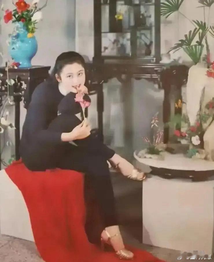 一晃已是四十载光阴！早年旧照里的陈红颜值浑然天成，眉眼精致动人，美貌完全挑不出半