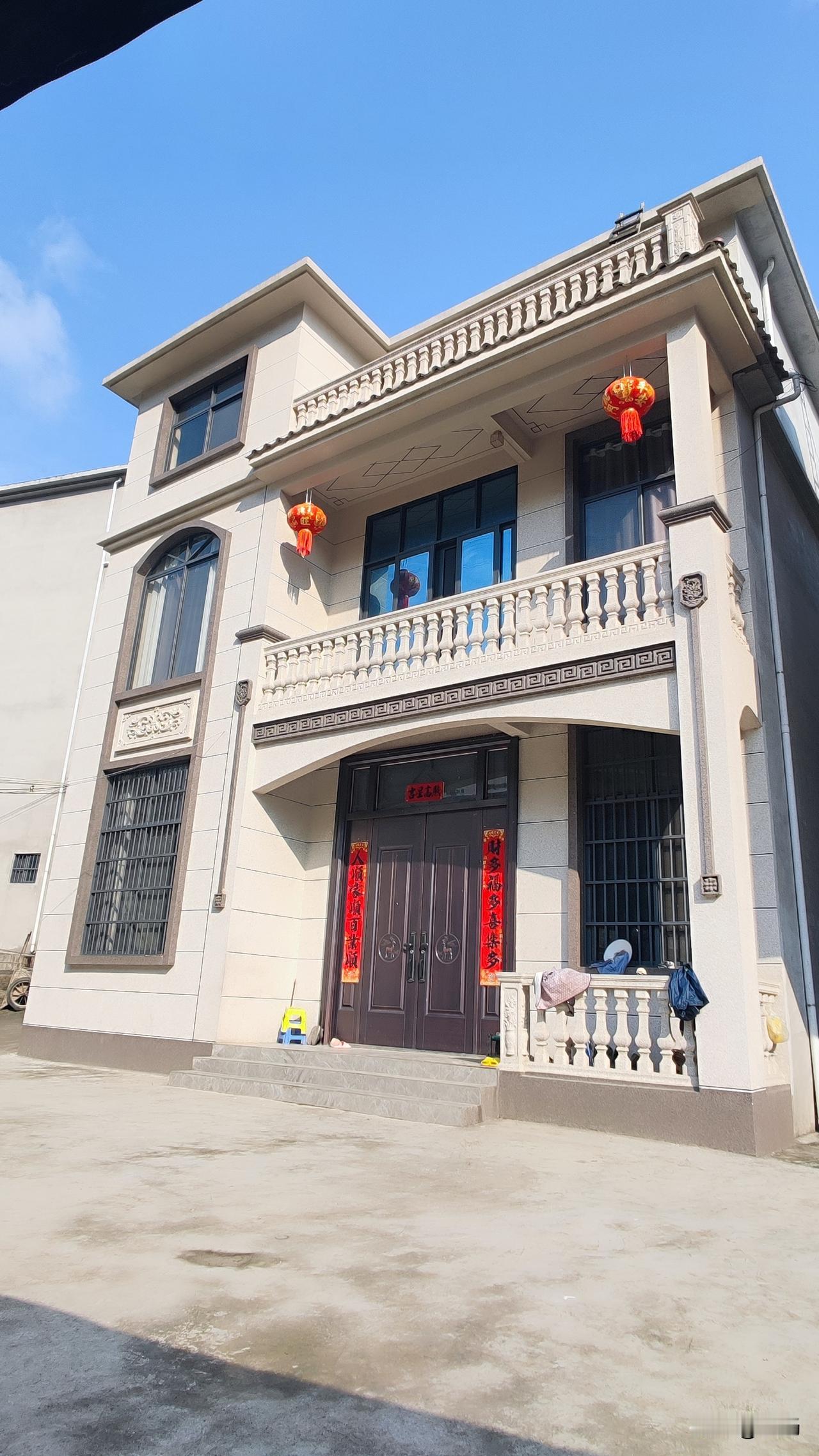 农村小洋楼，别墅，占地约120㎡
主体+装修，共3层，总面积360㎡
造价一栋不