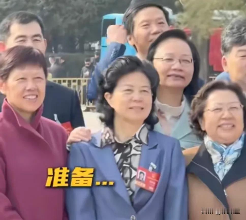 雷军还是有点偶像包袱在身的！
北京团合影的时候，雷军先用手扒拉了一下自己的头发，