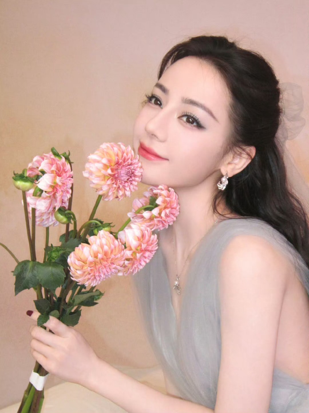 迪丽热巴非凡热新鲜花絮图迪丽热巴姐姐的梦幻瞬间 迪丽热巴非凡热新鲜花絮图，美晕了
