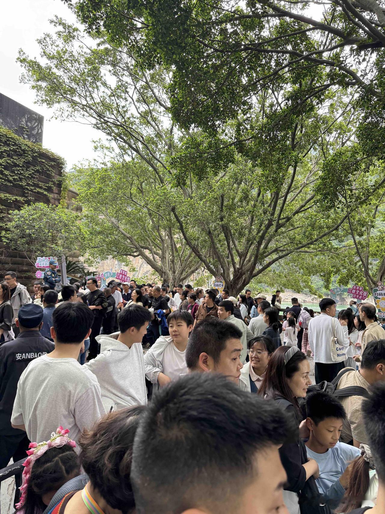 【白帝城挤爆了：风景很美但体验非常糟糕，慎往！】
拍摄时间5月2日下午4点多，现