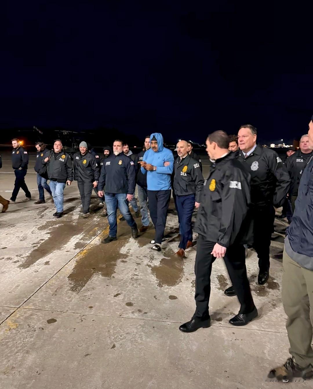 马杜罗被美国绑架后，下飞机走路有一条腿瘸了。不知是不是被美国士兵暴力造成的？