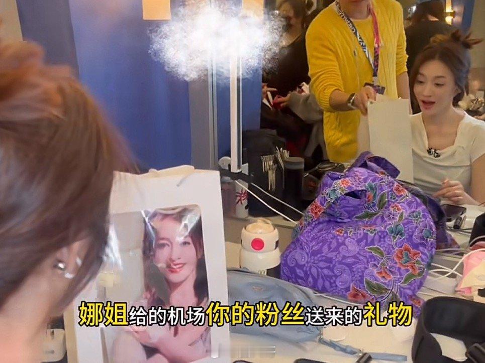 李小冉和人偶老鼠干合照李小冉收到了粉丝的礼物 哇哇哇哇，被李小冉和粉丝的双向奔赴