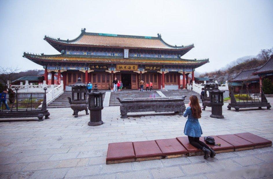 所谓生活禅，就是要在生活中勤修戒、定、慧，息灭贪、嗔、痴，净化身、口、意。 