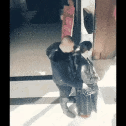 如果没有监控，这个小偷可能早就逃之夭夭了。