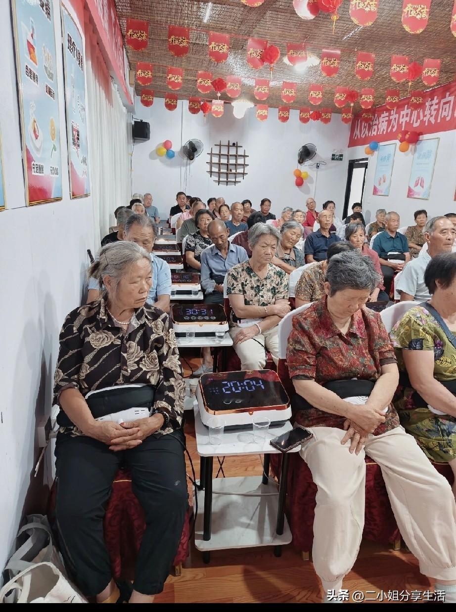 今天第一天开业，老头老太太们为了五块钱红包都疯了，坐了一场又一场，拼命往屋里挤，