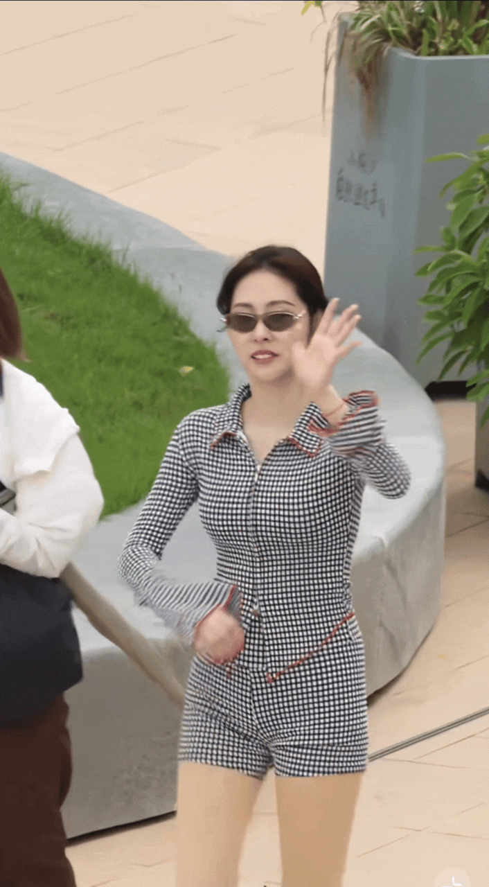 张碧晨这身穿着打扮也太时尚了吧！她的身材比例真的很好，穿这种收腰紧身的衣服太显身