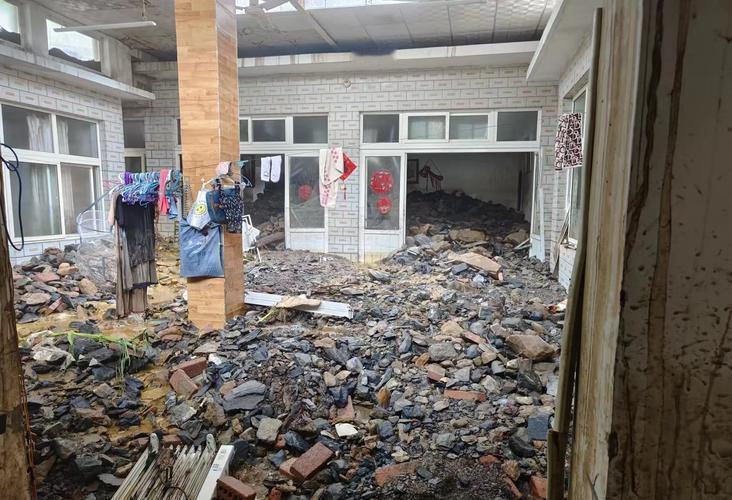 8月21日山东临沂沂河新区一社区平房突发爆炸，巨响瞬间传遍整片居民区，涉事平房墙