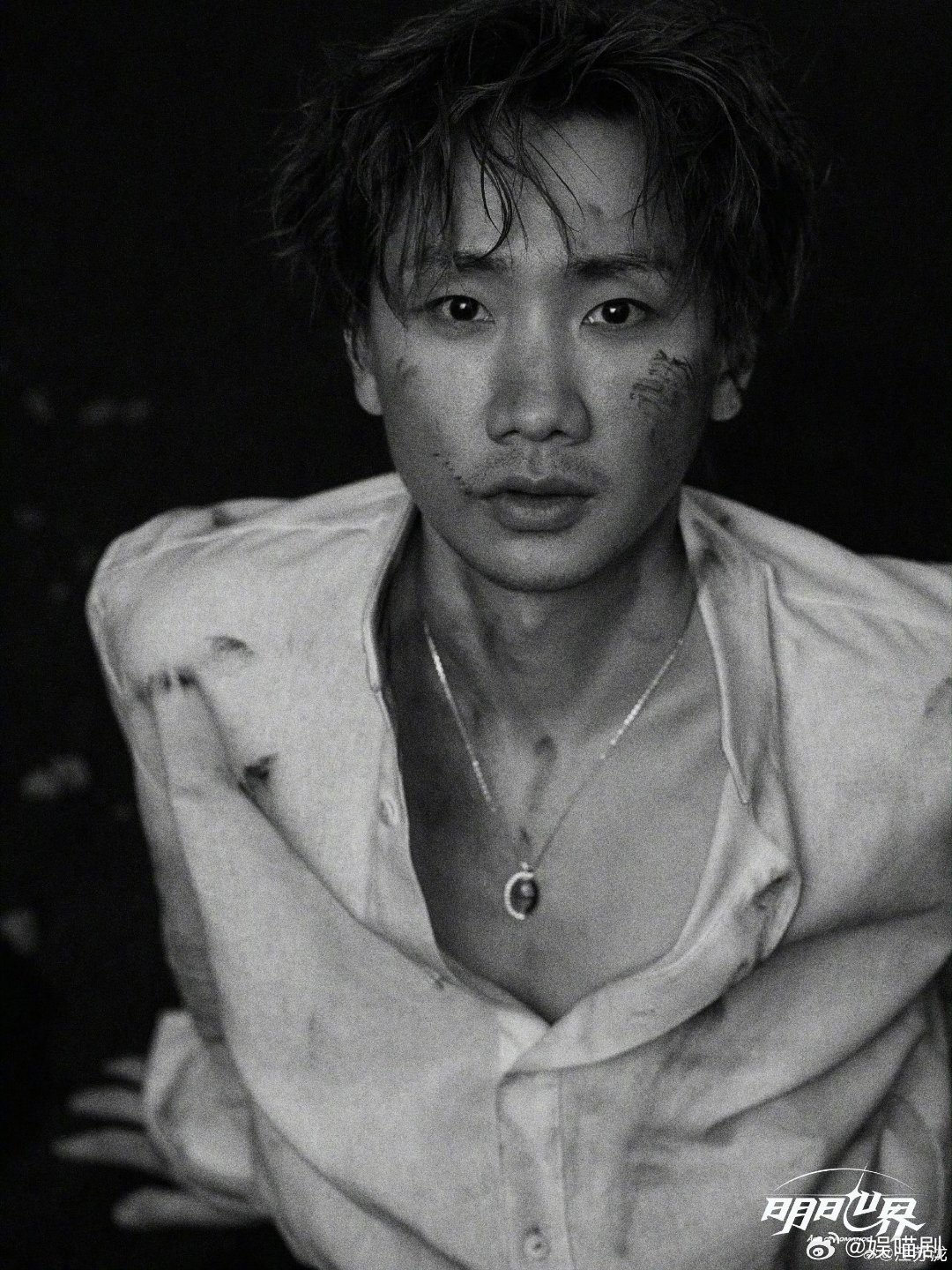 汪苏泷黑白战损九宫格谁说黑白照只能安静？汪苏泷这组九宫格全是情绪暴击！瘫在沙地上
