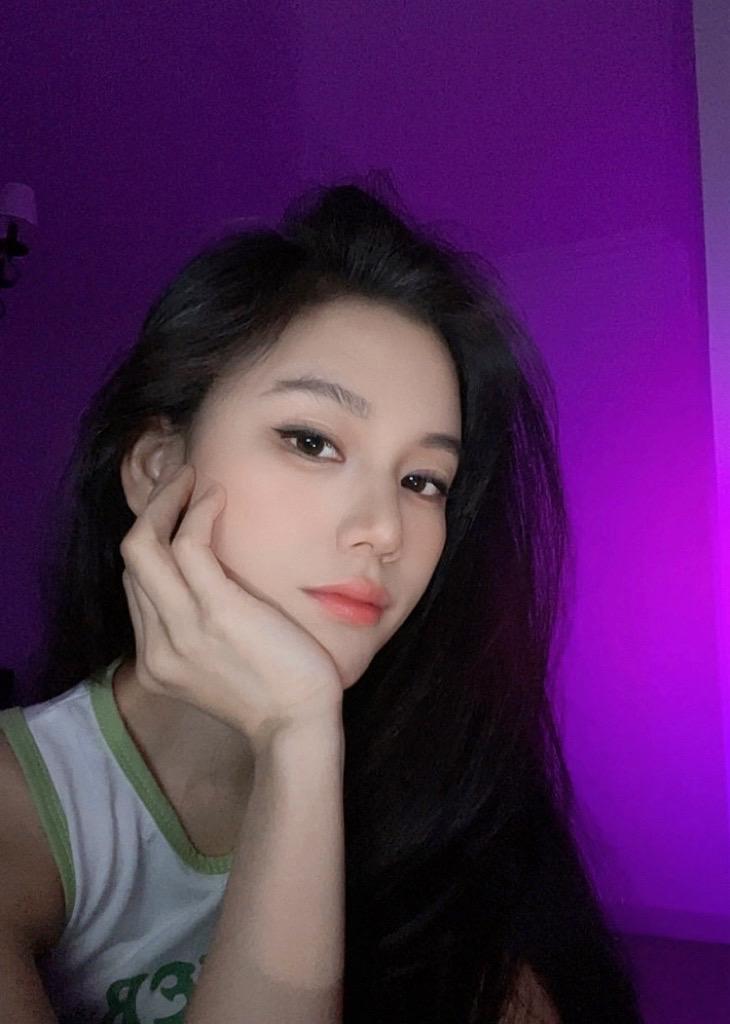 不知不觉三点，昨天下午上街，姐姐说突然想吃菠萝，所以我们买了一个，到家...