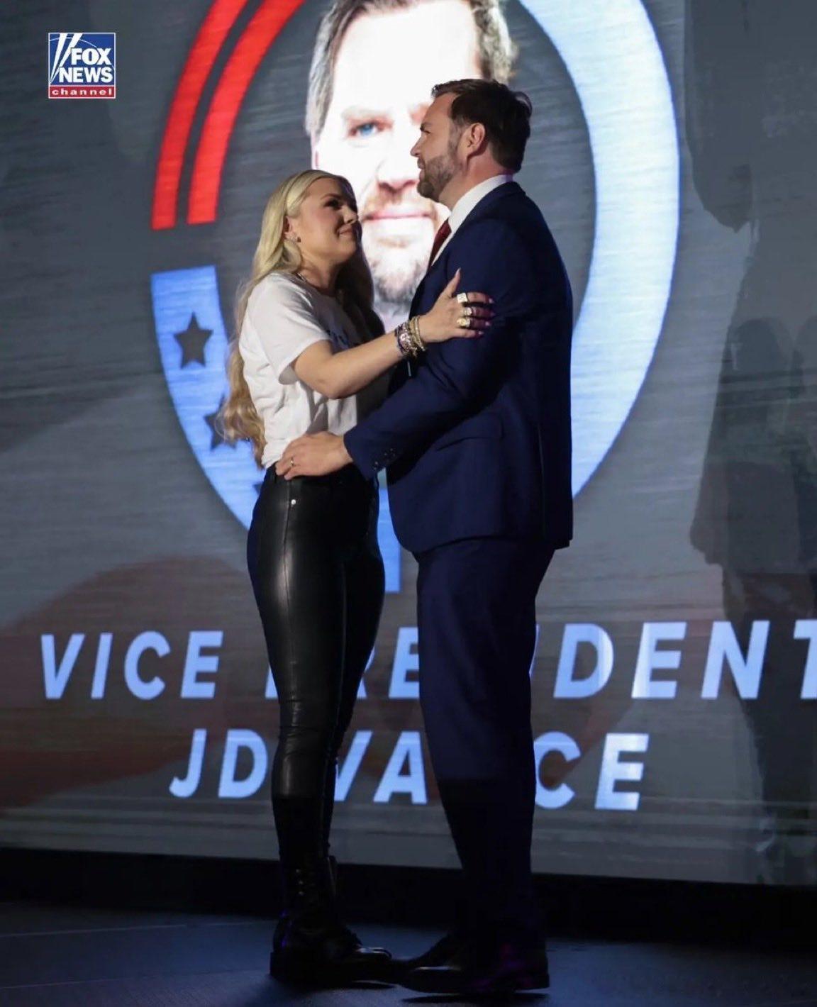 【黄金时代】昨天，在美国转折点大会上，万斯和柯克遗孀，圣寡妇艾莉卡柯克激情相拥查