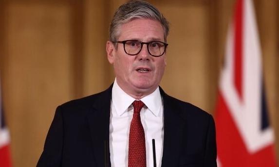 彭博社今天报道：“爱泼斯坦文件要扳倒的，并非曾是他好友的那位美国总统（特朗普），