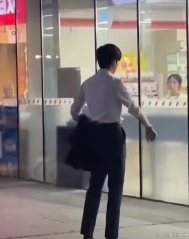 没人和我说这是胡先煦啊 胡先煦穿正装是真的帅气呀，咱们来看看这个背影，多么的迷人