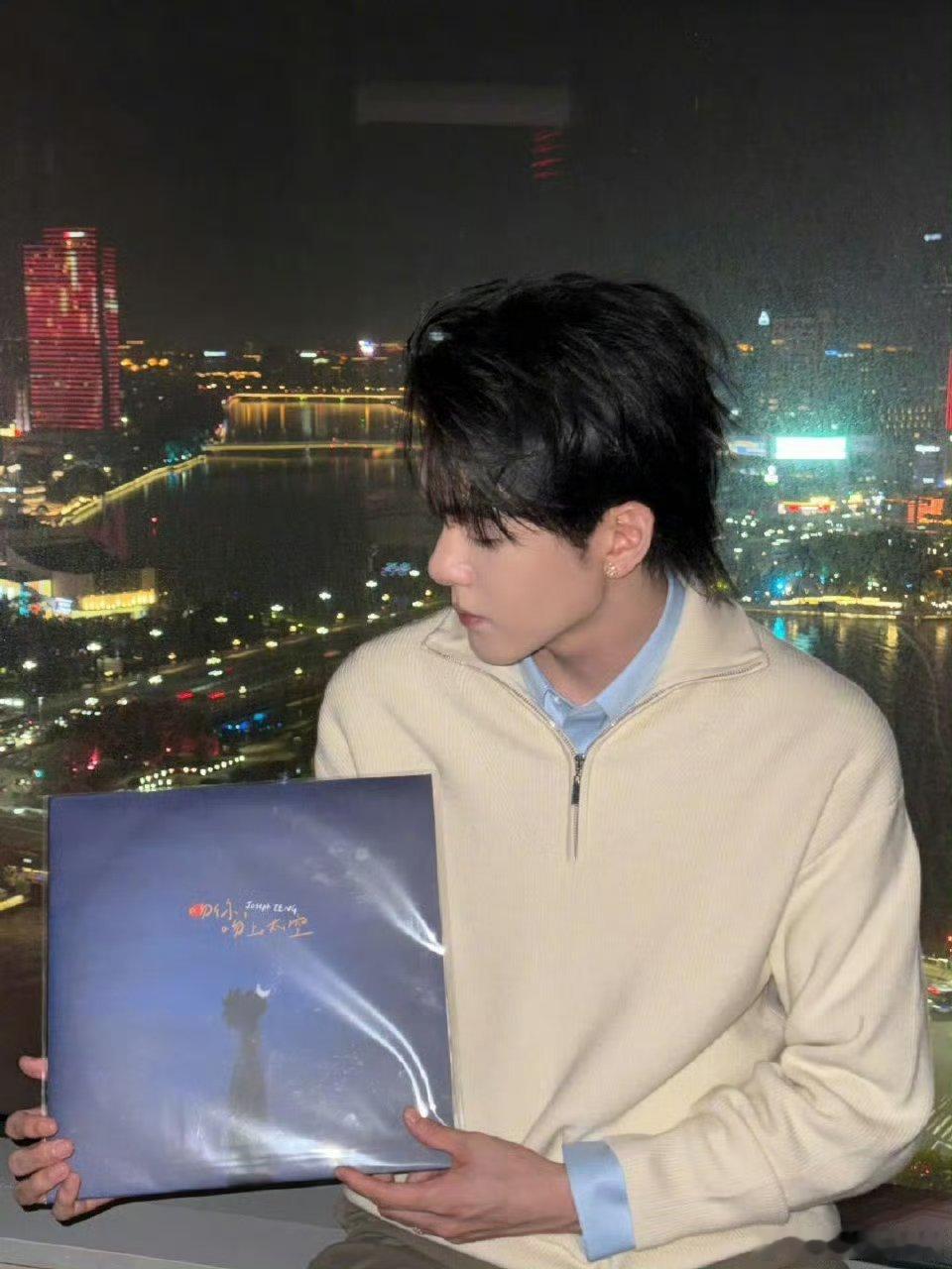 交换人生这个剧组每天都不缺饮料喝吧，前几天曾舜晞请他们喝了苏打水，今天张康乐就请